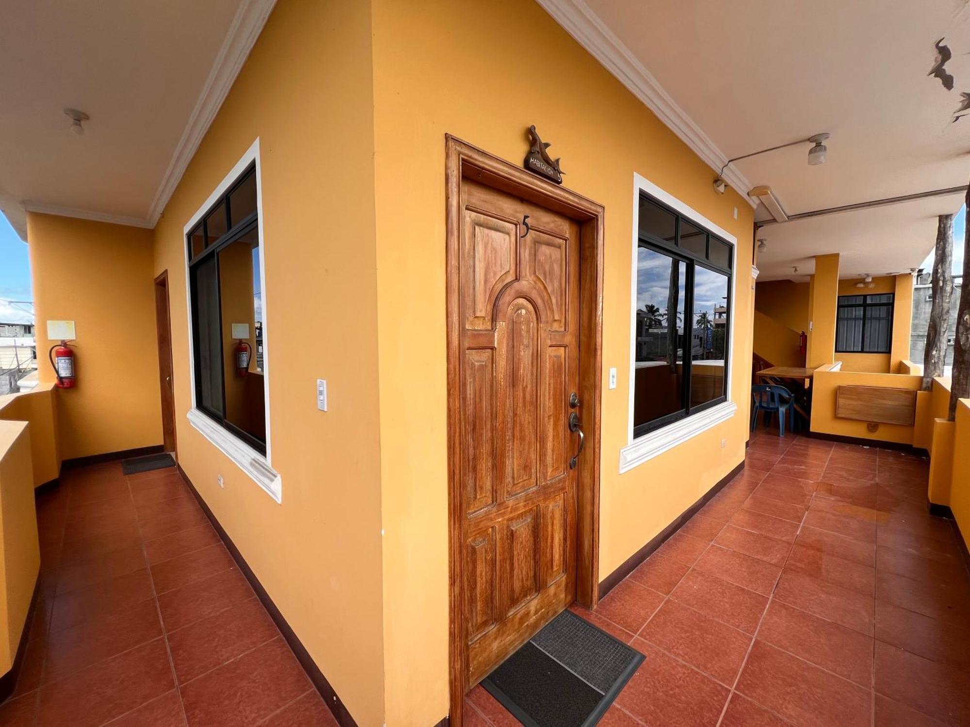 Hostal Casa Cascada Puerto Ayora  Dış mekan fotoğraf