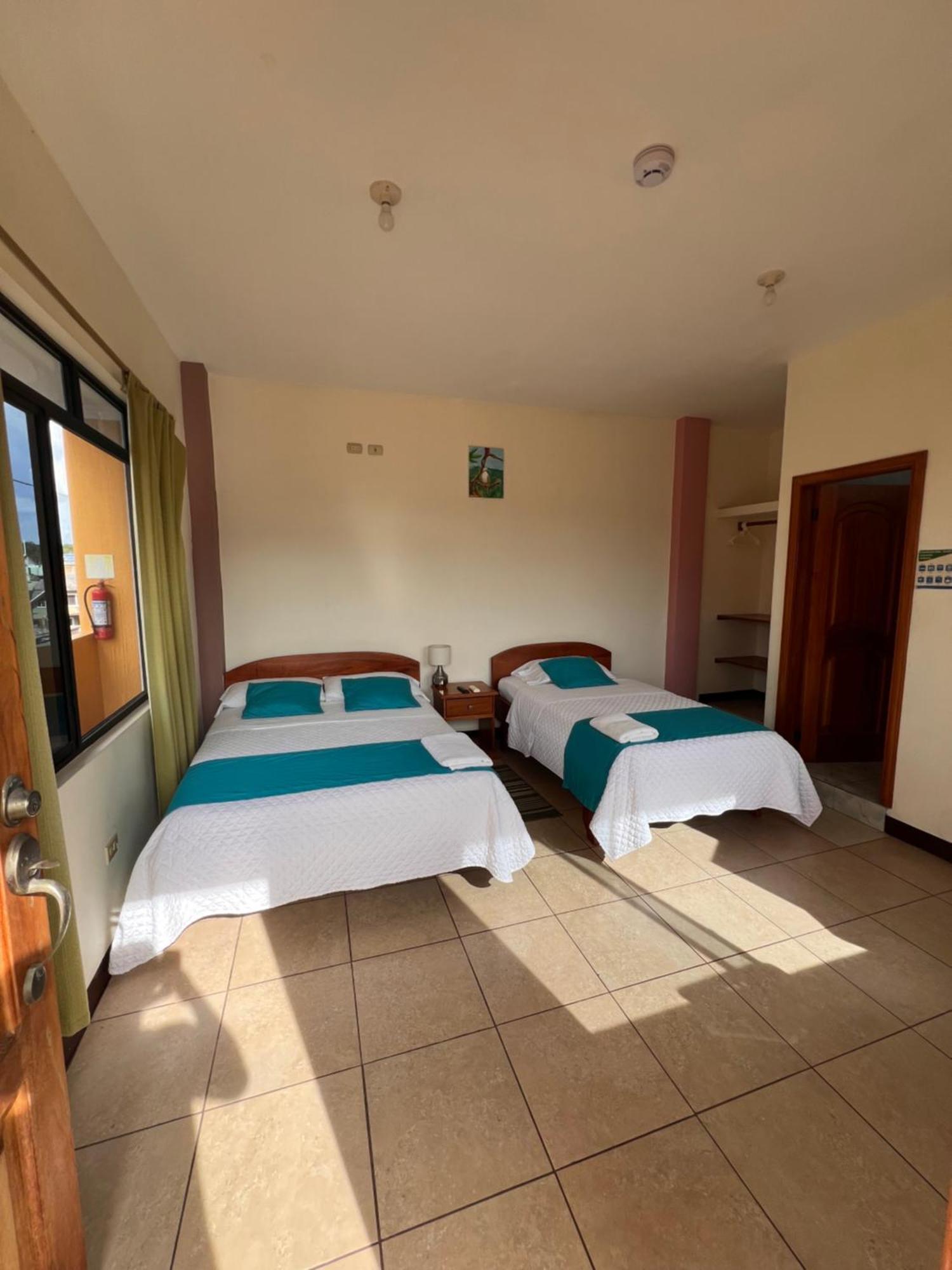 Hostal Casa Cascada Puerto Ayora  Dış mekan fotoğraf