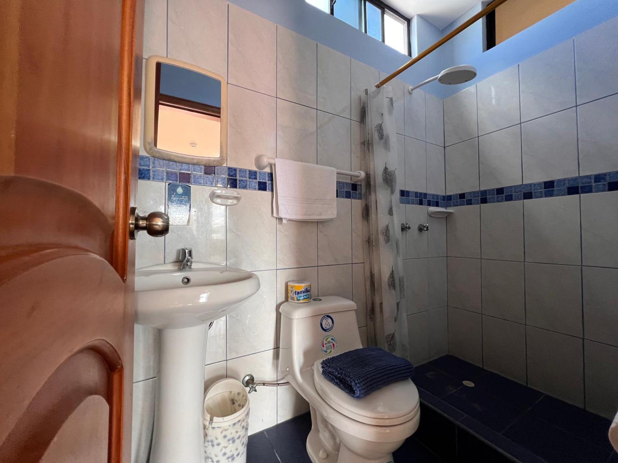 Hostal Casa Cascada Puerto Ayora  Dış mekan fotoğraf