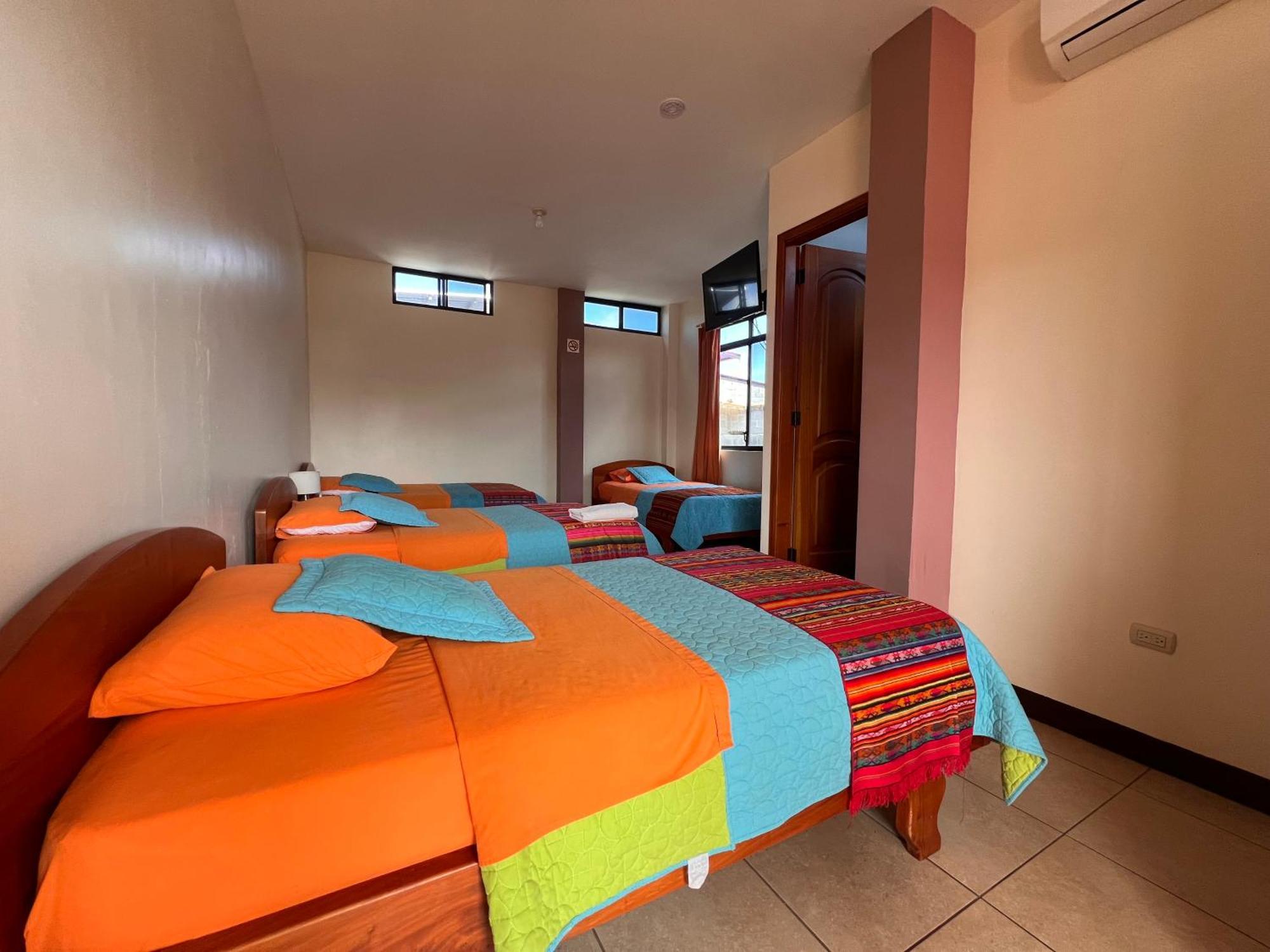 Hostal Casa Cascada Puerto Ayora  Dış mekan fotoğraf
