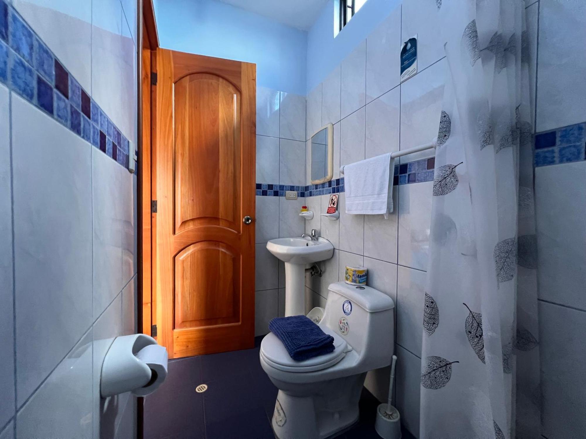 Hostal Casa Cascada Puerto Ayora  Dış mekan fotoğraf